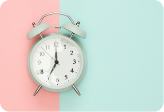 reloj con fondo bicolor que ilustra los ritmos circadianos y las patologias relacionadas con el sueño