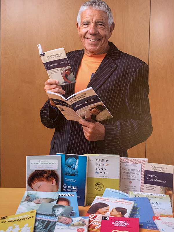 El Dr. Estivill mostrando su libro duermete niño con todas sus traducciones