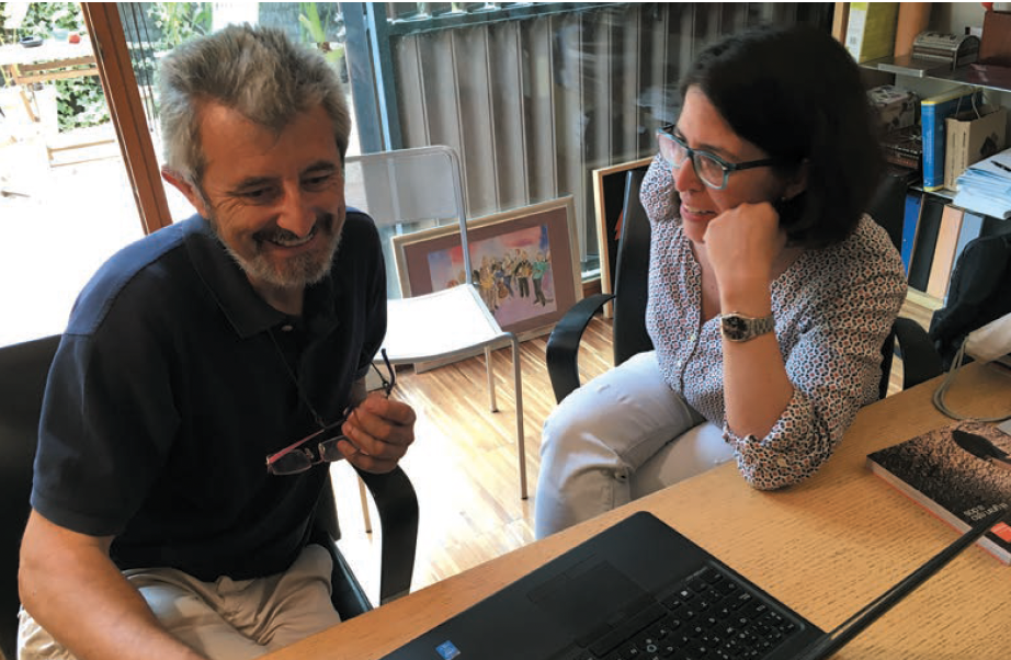 Juan Antonio Madrid y Carla Estivill comentando un estudio en ritmos circadianos